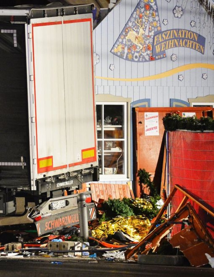 cho giang sinh o berlin bi tan cong bang xe tai