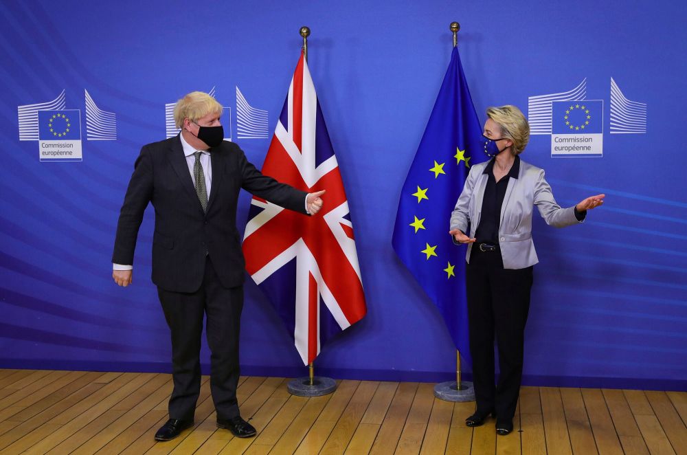 Prime Minister Boris Johnson of Britain and the European Commission president, Ursula von der Leyen, in Brussels on Wednesday. In a subtle sign of progress, Ms. von der Leyen delivered her statement in English after speaking to Mr. Johnson on Sunday.Credit...Pool photo by Aaron Chown. (Nguồn: NYT)
