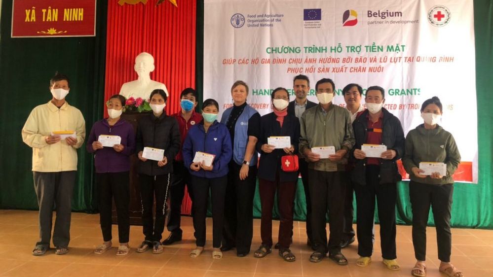 Bàn giao tiền hỗ trợ của Bỉ cho các nông dân miền Trung chịu ảnh hưởng bão lụt