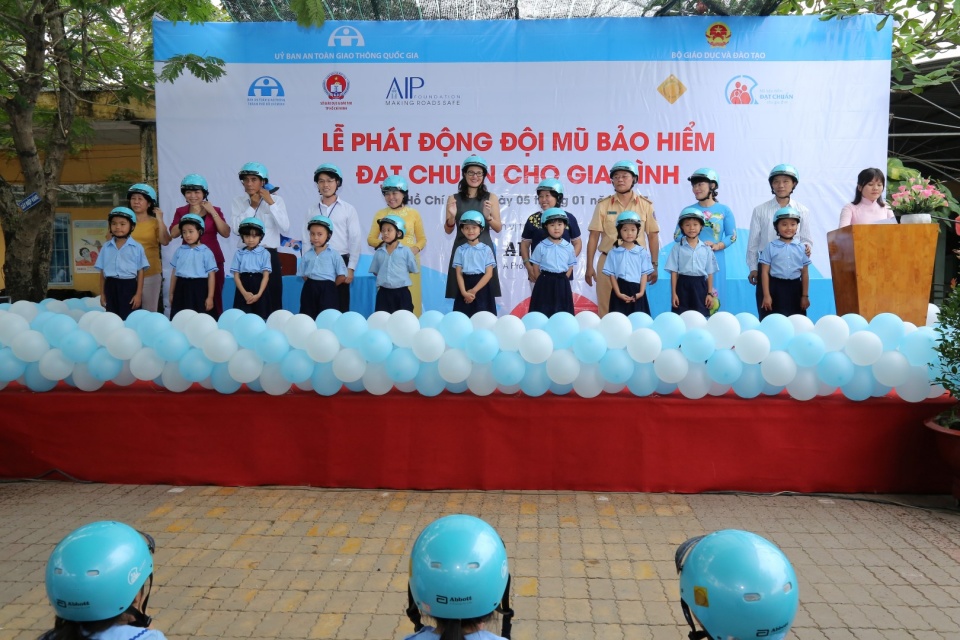 them nhieu gia dinh thu nhap thap duoc tang mu bao hiem