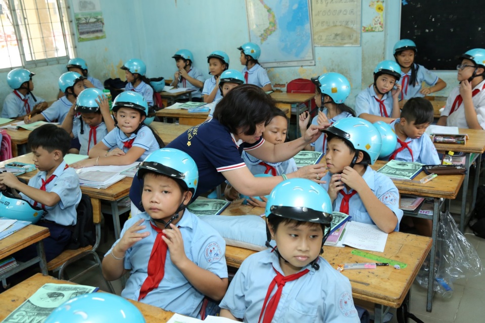 them nhieu gia dinh thu nhap thap duoc tang mu bao hiem