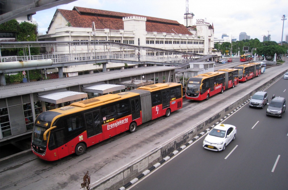 xe bus nhanh giai phap huu hieu cho giao thong o jakarta