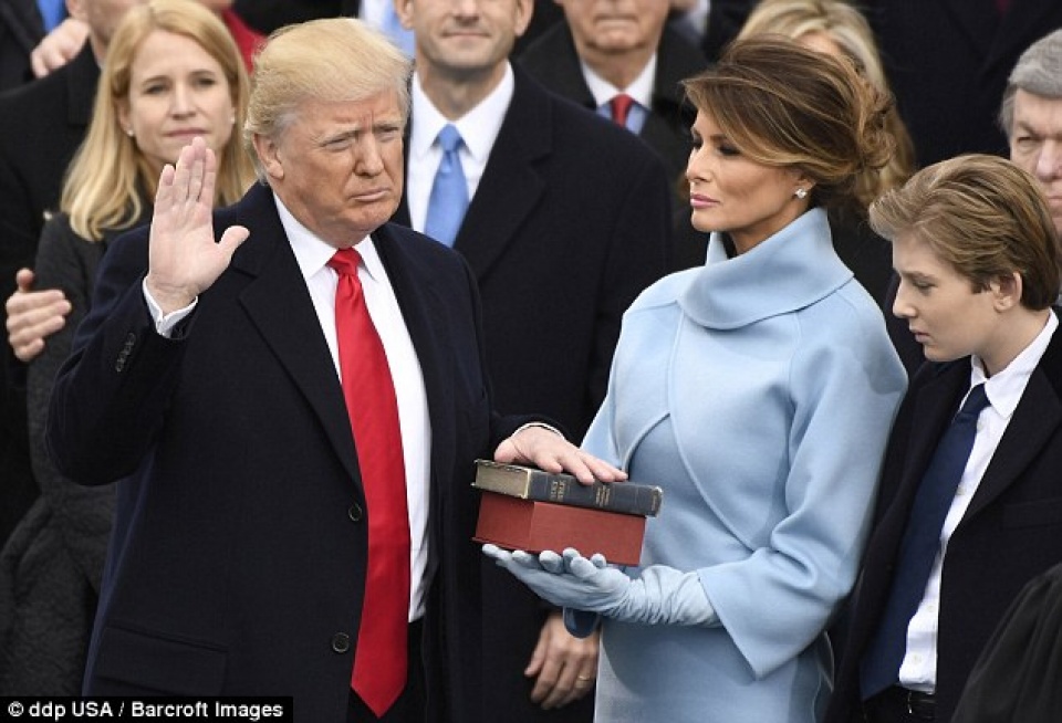 Bà Melania Trump giúp cổ phiếu Ralph Lauren tăng giá ba melania trump giup co phieu ralph lauren tang gia