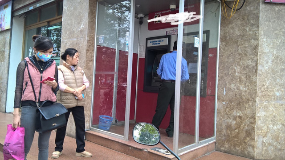 atm nghen mang het tien trong ngay cao diem mua sam