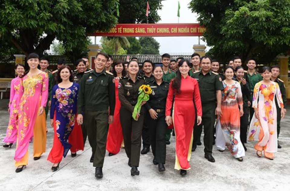 trao giai cho cac sang tac ve tinh doan ket chien dau viet lao campuchia