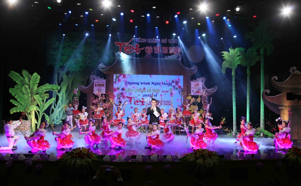 “Vầng trăng cổ tích” mang Tết cho trẻ em nghèo vang trang co tich mang tet cho tre em ngheo