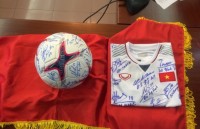 Bán đấu giá quả bóng và áo có chữ ký của các nhà vô địch AFF Cup 2018
