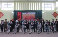 Trao tặng xe đạp cho học sinh nghèo vượt khó