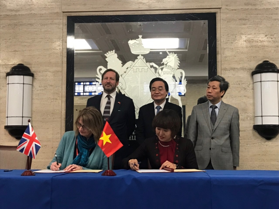 anh ho tro vie t nam qua n ly cha t luo ng cac trung tam tieng anh