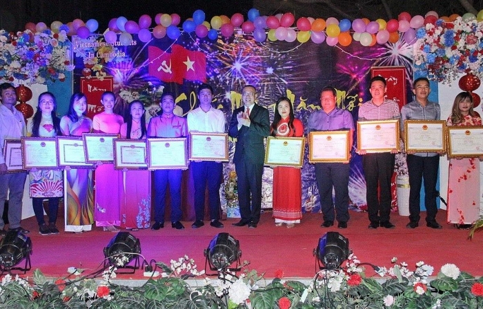 luu hoc sinh viet tai campuchia lien hoan don tet nguyen dan