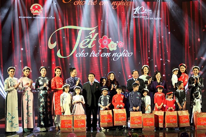 vang trang co tich tet am cho tre em ngheo