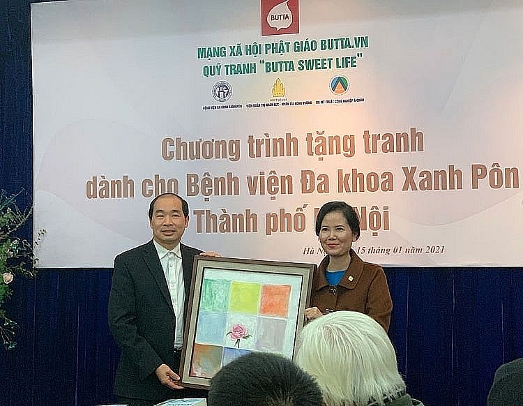 Tặng tranh nghệ thuật cho bệnh viện để tiếp thêm niềm tin chiến thắng bệnh tật