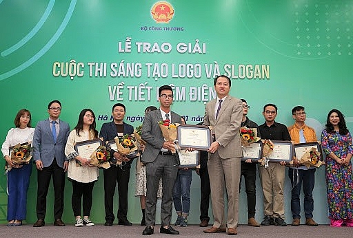 Slogan 'Tiết kiệm điện thành thói quen' giành giải Nhất cuộc thi slogan tiết kiệm điện Slogan 'Tiết kiệm điện thành thói quen' giành giải Nhất cuộc thi slogan tiết kiệm điện