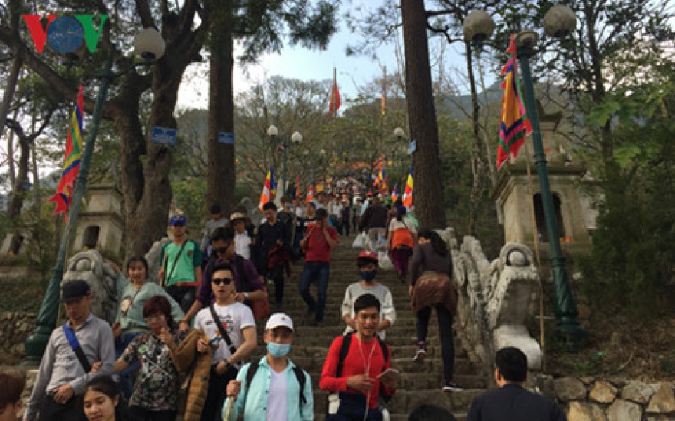 yen tu thu hut hang van du khach thap phuong trong dip tet