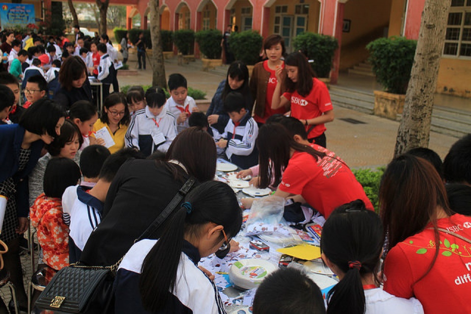 soi dong ngay hoi tre em vui doc