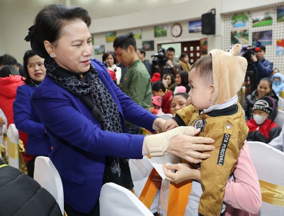 chu tich quoc hoi trao 100 suat qua cho benh nhi ung thu