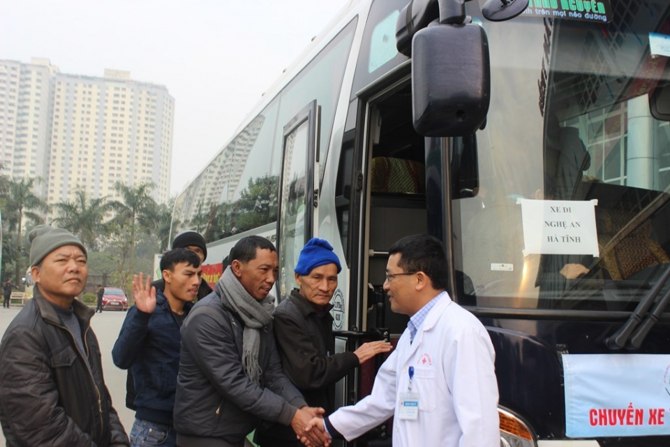 am long chuyen xe yeu thuong dua benh nhan ve que an tet
