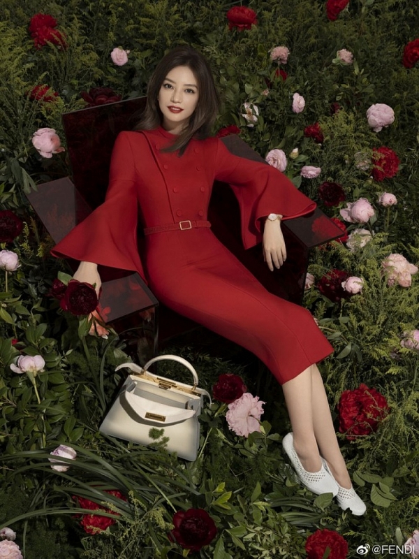 Triệu Vy đẹp rạng ngời trong BST Xuân-Hè mới của Fendi