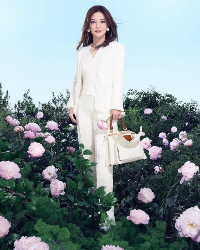 Triệu Vy đẹp rạng ngời trong BST Xuân-Hè mới của Fendi