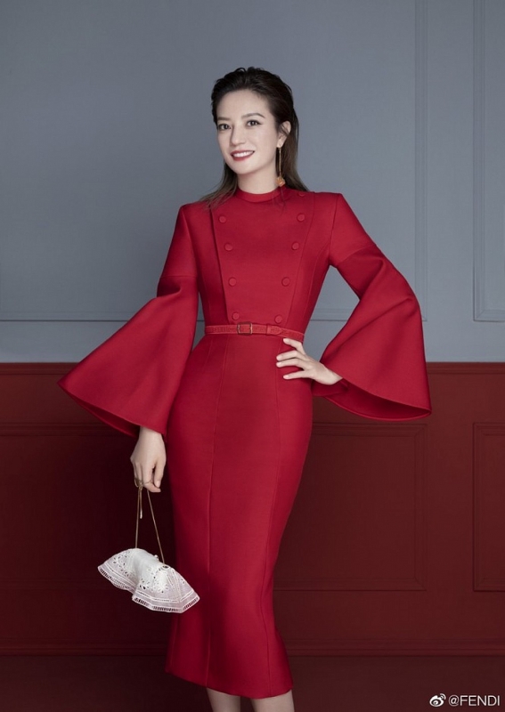 Triệu Vy đẹp rạng ngời trong BST Xuân-Hè mới của Fendi