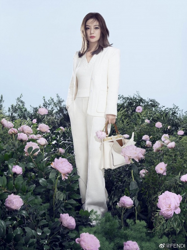 Triệu Vy đẹp rạng ngời trong BST Xuân-Hè mới của Fendi