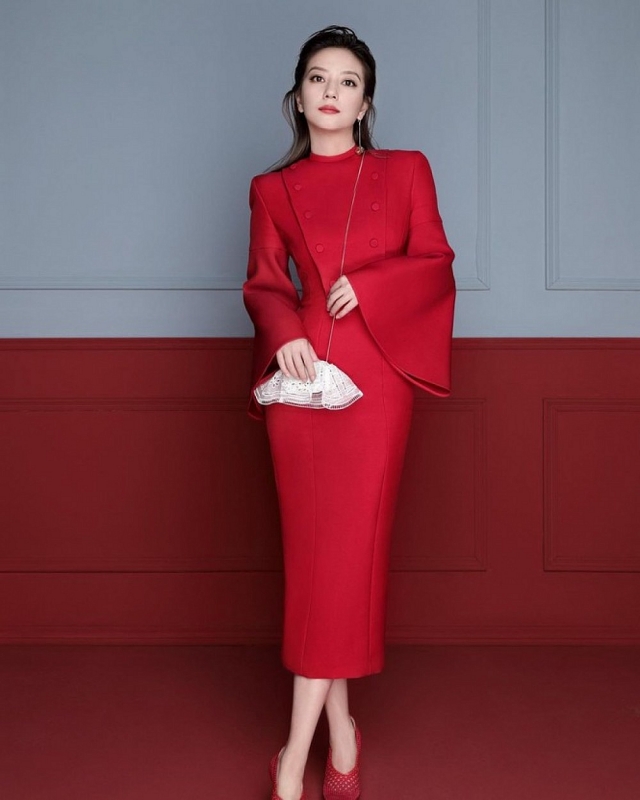 Triệu Vy đẹp rạng ngời trong BST Xuân-Hè mới của Fendi