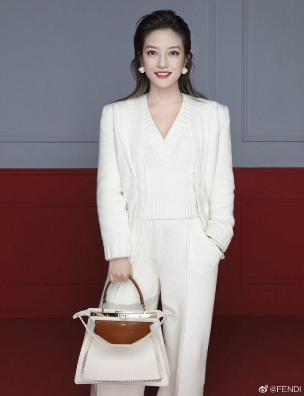 Triệu Vy đẹp rạng ngời trong BST Xuân-Hè mới của Fendi