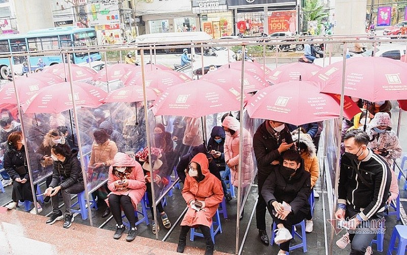 Dù thời tiết rét đậm, có lúc mưa nhưng trước cửa hàng vàng vẫn xuất hiện cảnh người dân xếp hàng dài chờ mua vàng. Dù thời tiết rét đậm, có lúc mưa nhưng trước cửa hàng vàng vẫn xuất hiện cảnh người dân xếp hàng dài chờ mua vàng.