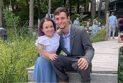 Chuyện tình đẹp như cổ tích của người phụ nữ cao 0,86 m với 'phi công trẻ' kém 13 tuổi cao 1,7 m