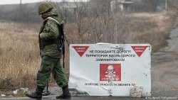 Tình hình leo thang nguy hiểm, Ukraine tạm đóng cửa một chốt kiểm soát ở Donbass