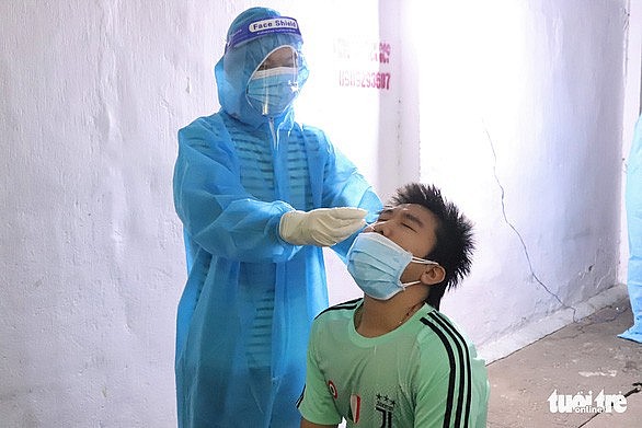 Lấy mẫu xét nghiệm nhanh COVID-19 cho trẻ ngụ quận Gò Vấp (TP.HCM) 