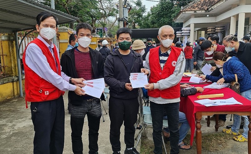 Hỗ trợ khẩn cấp cho gia đình có người gặp nạn do lật thuyền tại Quảng Nam Hỗ trợ khẩn cấp cho gia đình có người gặp nạn do lật thuyền tại Quảng Nam