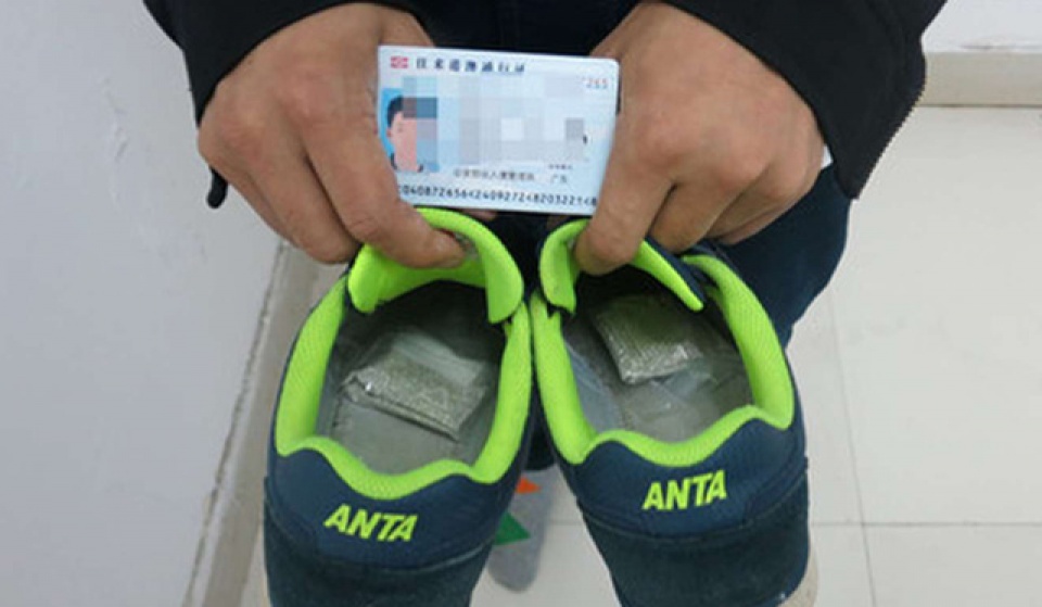 bi tom gon khi giau 1000 vien kim cuong trong giay