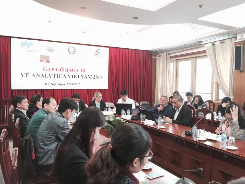 hon 100 don vi tham du analytica vietnam 2017
