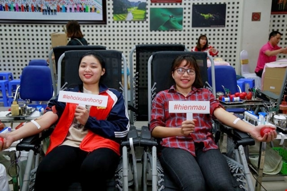 hon 2000 nguoi tham gia hien mau tai le hoi xuan hong