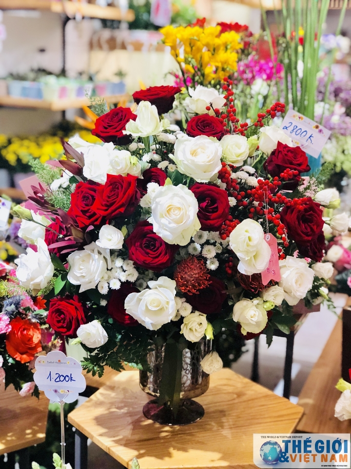 thi truong 83 hoa la gia chat van hut khach