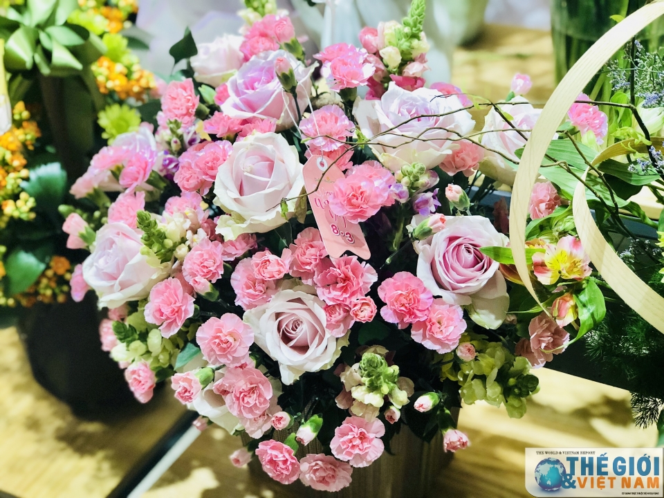 thi truong 83 hoa la gia chat van hut khach