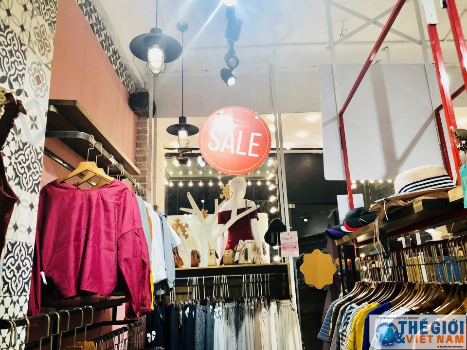 thi truong 83 hoa la gia chat van hut khach