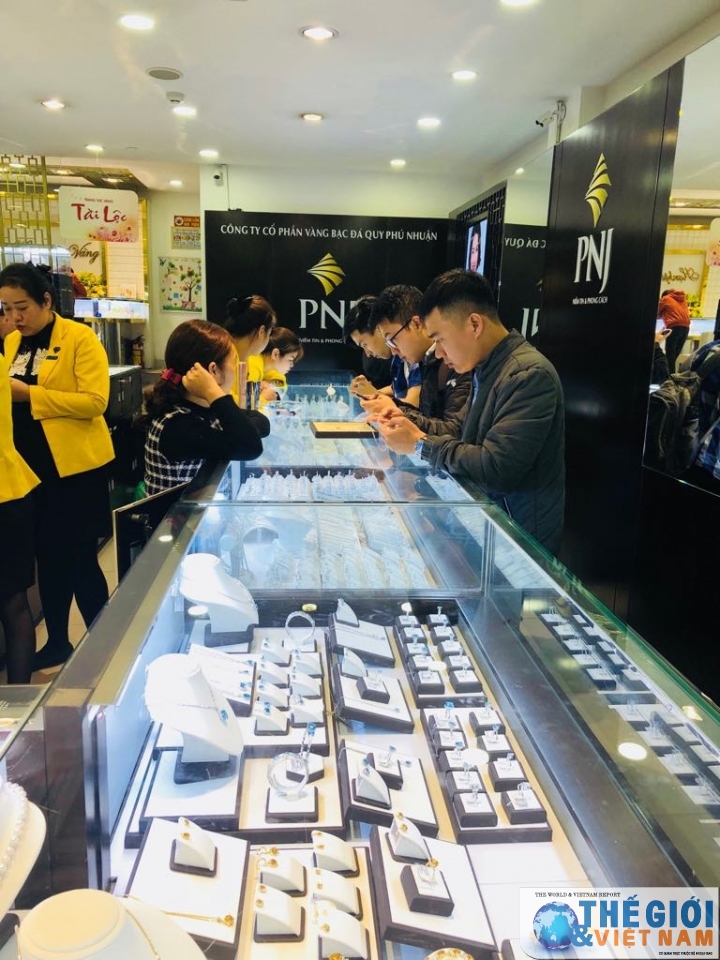 thi truong 83 hoa la gia chat van hut khach