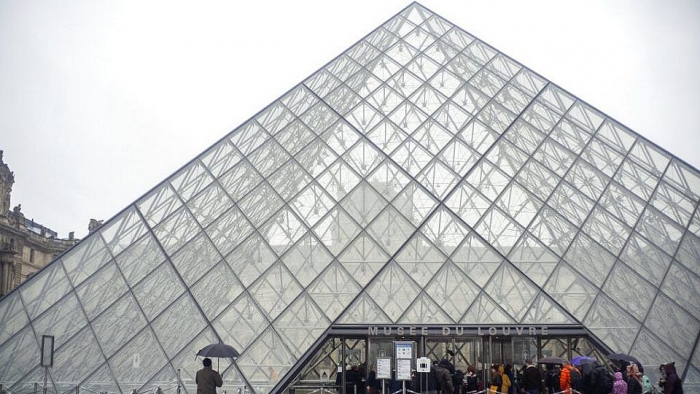 nhan vien nghi lam vi ngai covid 19 bao tang lourve buoc phai dong cua