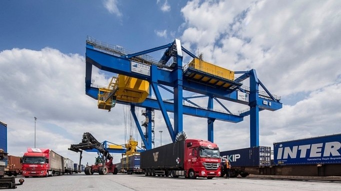 tin hieu va canh bao trong hoat dong thuong mai 2 thang dau nam