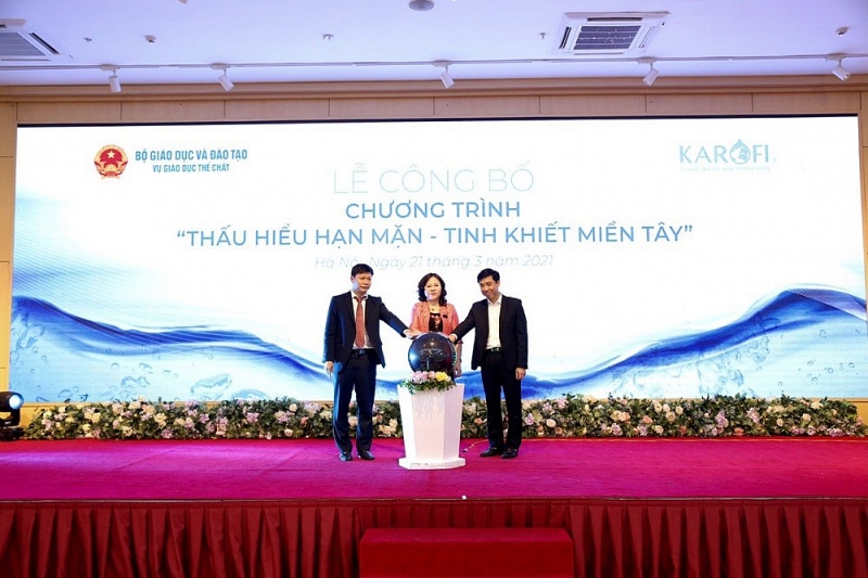 Hỗ trợ 50 triệu lít nước tinh khiết tới học sinh miền Tây mùa hạn mặn