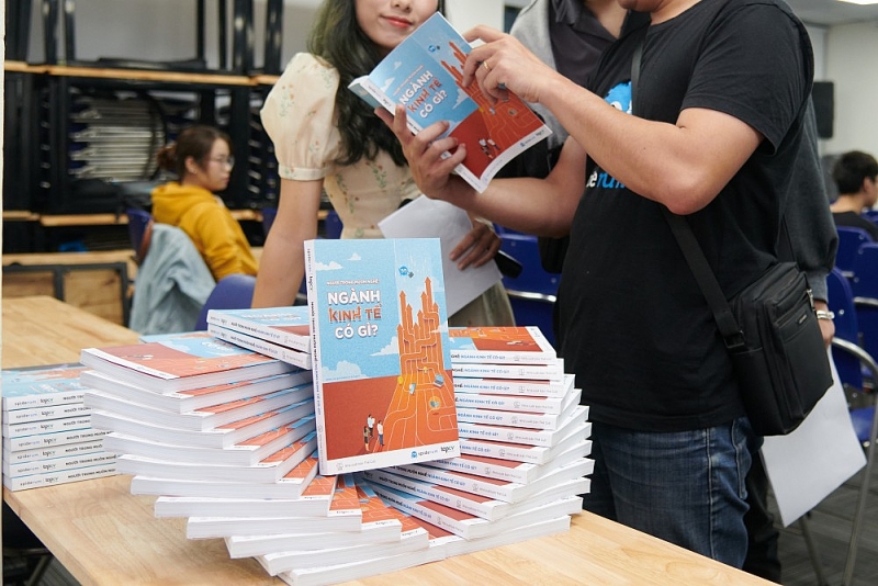 Đây sẽ là cuốn sách 'gối đầu giường' cho các bạn trẻ sinh viên khối ngành kinh tế. (Nguồn: Spiderum) Đây sẽ là cuốn sách 'gối đầu giường' cho các bạn trẻ sinh viên khối ngành kinh tế. (Nguồn: Spiderum)