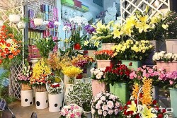 Hoa tươi tăng giá, trang sức, mỹ phẩm tung khuyến mãi kích cầu dịp 8/3