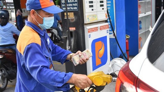 gia xang dau hom nay 2112 bien dong nhe gia xang trong nuoc se tiep tuc giam lan thu 4 lien tiep trong chieu nay