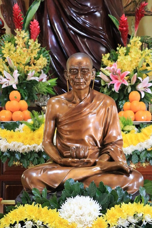 The first time successfully built a statue of Master Thien Phuoc with purple bronze material