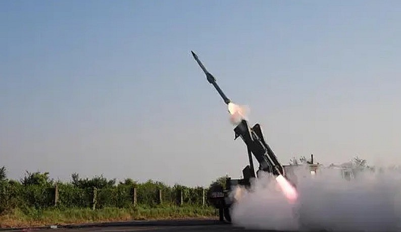 Ấn Độ bắn thử thành công tên lửa đất đối không tầm trung