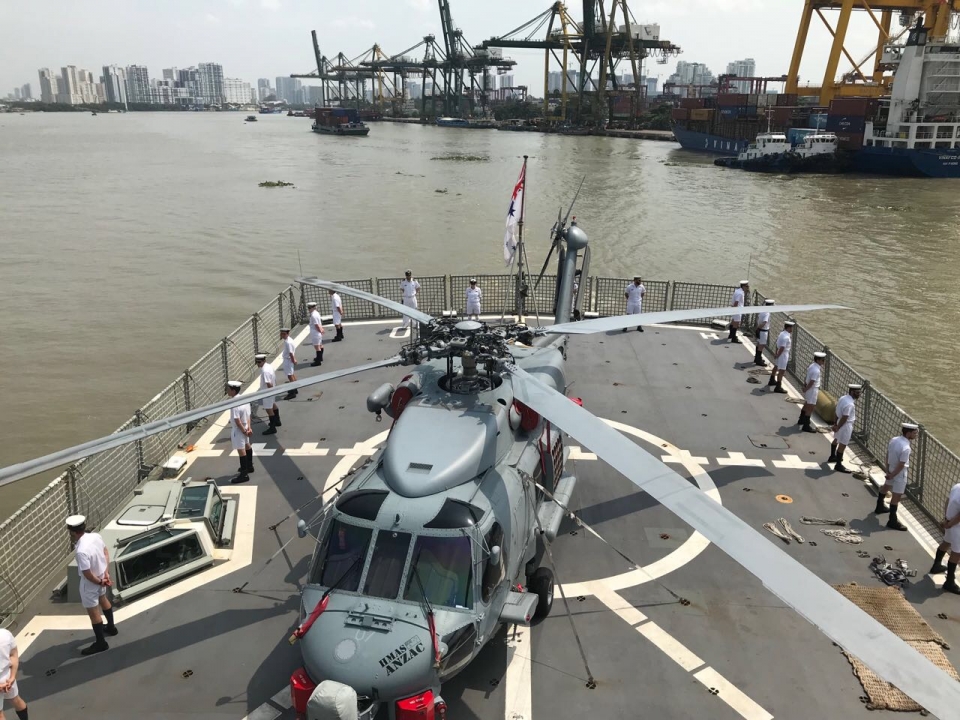 Tàu Hải quân Hoàng gia Australia bắt đầu chuyến thăm thiện chí Việt Nam ba tau hai quan hoang gia australia cap cang sai gon