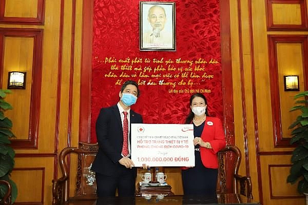 trao tang trang thiet bi y te cho 10 benh vien tuyen dau chong dich covid 19