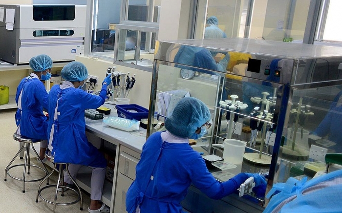 phi cong nguoi anh duong tinh tro lai voi covid 19 tien luong xau